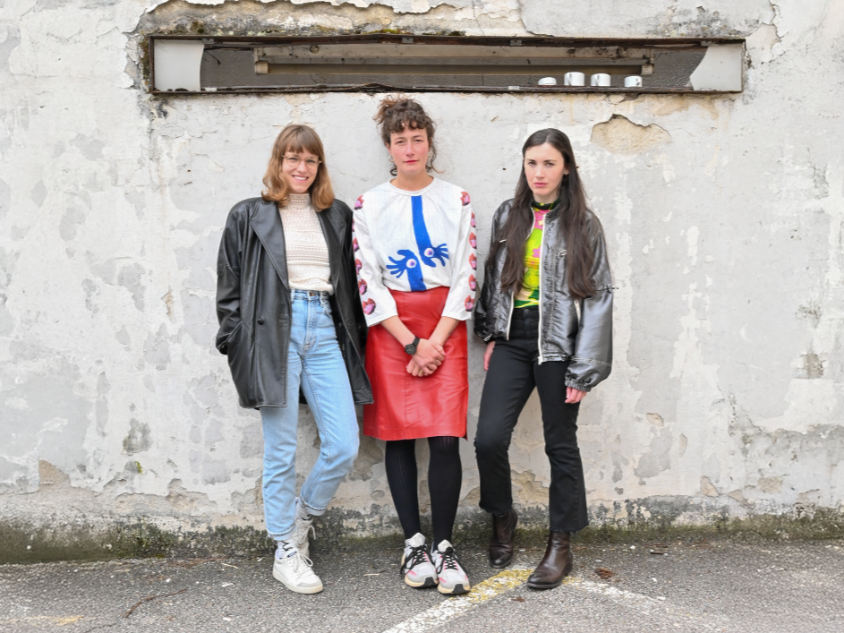 Gruppenfoto der drei Festivalleiterinnen: Anja Lang, Festival- und Produktionsleitung, Sara Ostertag und Julia Ransmayr, künstlerische Leitung